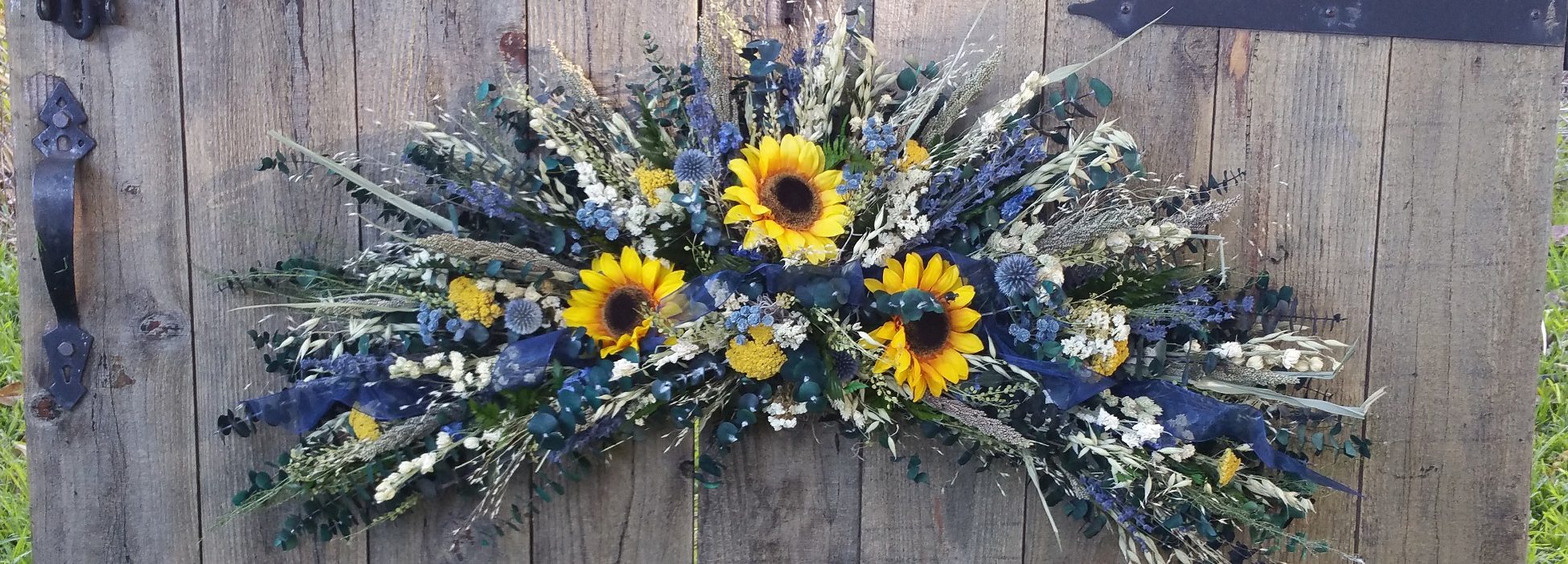 Dried Wildflowers and Grasses Vine Wreath (Cream)